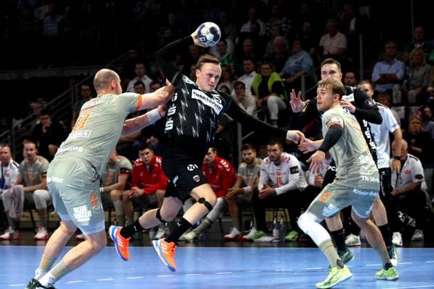 DEU, EHF Champions League, Fuechse Berlin vs. Aalborg, 18.09.2025, Max-Schmeling-Halle, Berlin, DEU, EHF Champions League, Fuechse Berlin vs. Aalborg, im Bild Tobias Grondahl (Fuechse Berlin 15), Simon Hald (Aalborg Handbold 11), Thomas Sommer Arnoldsen (Aalborg Handbold 7)