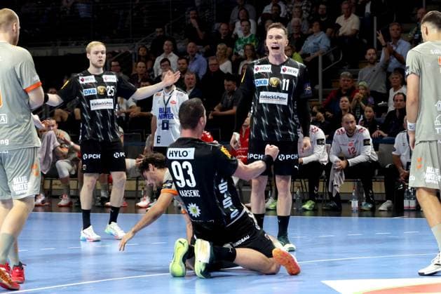 DEU, EHF Champions League, Fuechse Berlin vs. Aalborg, 18.09.2025, Max-Schmeling-Halle, Berlin, DEU, EHF Champions League, Fuechse Berlin vs. Aalborg, im Bild Mijajlo Marsenic (Fuechse Berlin 93), Lasse Andersson (Fuechse Berlin 11), Matthes Langhoff (Fuechse Berlin 25)