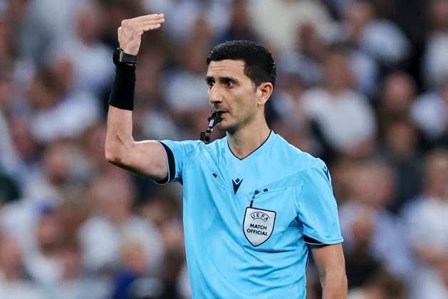 Schiedsrichter Aliyar Aghayev (Aserbaidschan) gestikuliert, UEFA Champions League 2025 26 League Phase MD1, F.C. Copenhagen v Bayer 04 Leverkusen, Parken Stadium am 18. September 2025 in Kopenhagen, Dänemark. (Foto von Marco Steinbrenner DeFodi Images) Schiedsrichter Aliyar Aghayev (Aserbaidschan) gestures, UEFA Champions League 2025 26 League Phase MD1, F.C. Copenhagen v Bayer 04 Leverkusen, Parken Stadium, September 18, 2025 in Copenhagen, Denmark. (Photo by Marco Steinbrenner DeFodi Images) Referee Aliyar Aghayev Azerbaijan gestures, UEFA Champions League 2025 26 League Phase MD1, F C Copenhagen v Bayer 04 Leverkusen, Parken Stadium on September 18, 2025 in Copenhagen, Denmark Photo by Marco Steinbrenner DeFodi Images Referee Aliyar Aghayev Azerbaijan gestures, UEFA Champions League 2025 26 League Phase MD1, F C Copenhagen v Bayer 04 Leverkusen, Parken Stadium, September 18, 2025 in Copenhagen, Denmark Photo by Marco Steinbrenner DeFodi Images