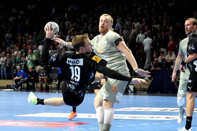 DEU, EHF Champions League, Fuechse Berlin vs. Aalborg, 18.09.2025, Max-Schmeling-Halle, Berlin, DEU, EHF Champions League, Fuechse Berlin vs. Aalborg, im Bild Mathias Gidsel (Fuechse Berlin 19), Rene Antonsen (Aalborg Handbold 22)