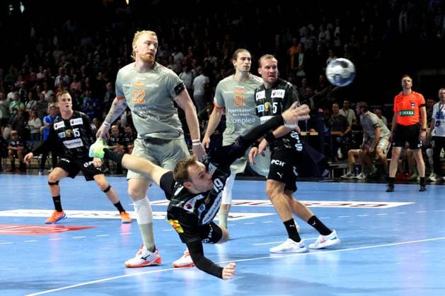 DEU, EHF Champions League, Fuechse Berlin vs. Aalborg, 18.09.2025, Max-Schmeling-Halle, Berlin, DEU, EHF Champions League, Fuechse Berlin vs. Aalborg, im Bild Mathias Gidsel (Fuechse Berlin 19), Rene Antonsen (Aalborg Handbold 22)
