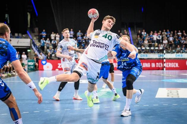 Elias Newel (Frisch auf! Goeppingen, 40) setzt sich durch gegen Lenny Rubin (TVB Stuttgart, 44) GER, TVB 1898 Stuttgart - Frisch Auf! Goeppingen, DAIKIN HBL, Handball, Bundesliga, 5. Spieltag, Spielzeit 2025 2026, 18.09.2025 GER, TVB 1898 Stuttgart - Frisch Auf! Goeppingen, DAIKIN HBL, Handball, Bundesliga, 5. Spieltag, Spielzeit 2025 2026, 18.09.2025 Stuttgart Copyright: xSandyxDinkelackerx EP_SDR