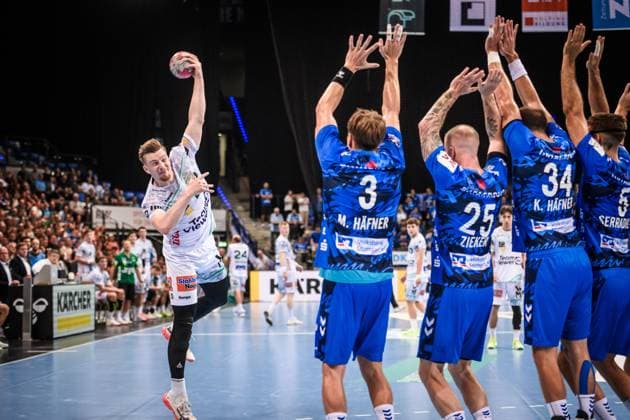 Erik Persson (Frisch auf! Goeppingen, 22) vs. Stuttgarter Block aus Max Haefner (TVB Stuttgart, 03), Patrick Zieker (TVB Stuttgart, 25), Kai Haefner (TVB Stuttgart, 34), Antonio Serradilla (TVB Stuttgart, 05) GER, TVB 1898 Stuttgart - Frisch Auf! Goeppingen, DAIKIN HBL, Handball, Bundesliga, 5. Spieltag, Spielzeit 2025 2026, 18.09.2025 GER, TVB 1898 Stuttgart - Frisch Auf! Goeppingen, DAIKIN HBL, Handball, Bundesliga, 5. Spieltag, Spielzeit 2025 2026, 18.09.2025 Stuttgart Copyright: xSandyxDinkelackerx EP_SDR