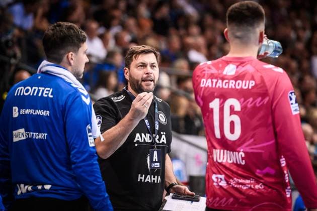 Daniel Sdunek (TVB Stuttgart, Torwarttrainer) spricht mit Miljan Vujovic (TVB Stuttgart, 16), li. daneben noch Daniel Rebmann (TVB Stuttgart, 94) GER, TVB 1898 Stuttgart - Frisch Auf! Goeppingen, DAIKIN HBL, Handball, Bundesliga, 5. Spieltag, Spielzeit 2025 2026, 18.09.2025 GER, TVB 1898 Stuttgart - Frisch Auf! Goeppingen, DAIKIN HBL, Handball, Bundesliga, 5. Spieltag, Spielzeit 2025 2026, 18.09.2025 Stuttgart Copyright: xSandyxDinkelackerx EP_SDR