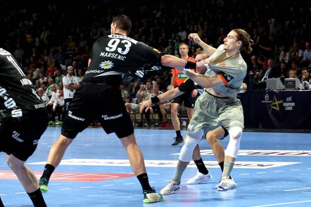 DEU, EHF Champions League, Fuechse Berlin vs. Aalborg, 18.09.2025, Max-Schmeling-Halle, Berlin, DEU, EHF Champions League, Fuechse Berlin vs. Aalborg, im Bild Mijajlo Marsenic (Fuechse Berlin 93), Juri Knorr (Aalborg Handbold 21)