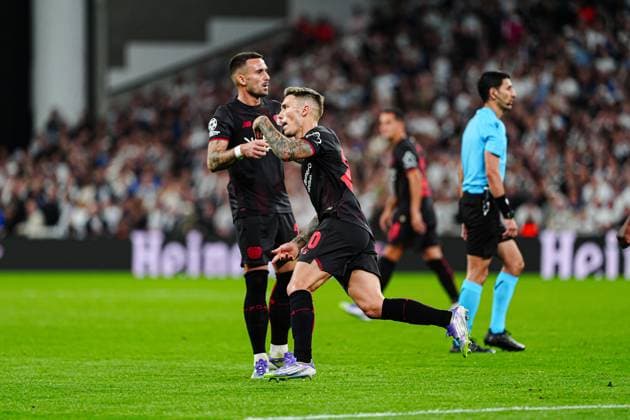 Torjubel Alejandro Grimaldo (Bayer 04 Leverkusen, 20) nach Tor zum 1:1 per Freistoss DEN, FC Kopenhagen vs. Bayer 04 Leverkusen, Fussball, UEFA Champions League, Spieltag 1, Spielzeit 2025 2026, 18.09.2025 DEN, FC Kopenhagen vs. Bayer 04 Leverkusen, Fussball, UEFA Champions League, Spieltag 1, Spielzeit 2025 2026, 18.09.2025 Kopenhagen Copyright: xEibner-Pressefoto MarcelxvonxFehrnx EP_MFN