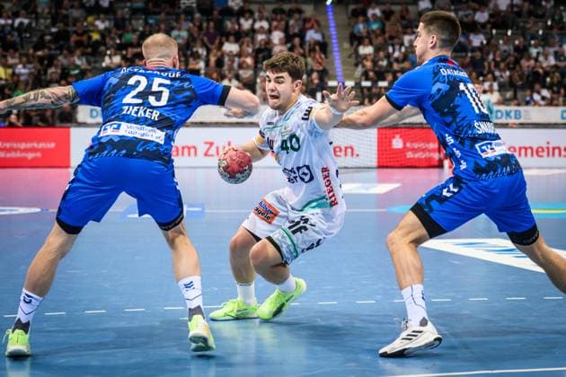 Elias Newel (Frisch auf! Goeppingen, 40) in der Zange von Patrick Zieker (TVB Stuttgart, 25) und Ivan Snajder (TVB Stuttgart, 10), re. GER, TVB 1898 Stuttgart - Frisch Auf! Goeppingen, DAIKIN HBL, Handball, Bundesliga, 5. Spieltag, Spielzeit 2025 2026, 18.09.2025 GER, TVB 1898 Stuttgart - Frisch Auf! Goeppingen, DAIKIN HBL, Handball, Bundesliga, 5. Spieltag, Spielzeit 2025 2026, 18.09.2025 Stuttgart Copyright: xSandyxDinkelackerx EP_SDR