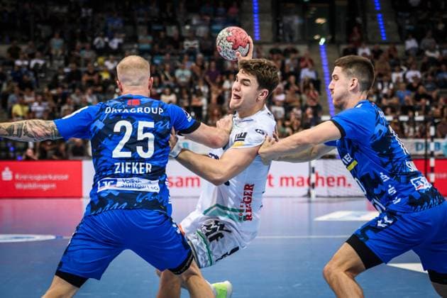 Elias Newel (Frisch auf! Goeppingen, 40) in der Zange von Patrick Zieker (TVB Stuttgart, 25) und Ivan Snajder (TVB Stuttgart, 10), re. GER, TVB 1898 Stuttgart - Frisch Auf! Goeppingen, DAIKIN HBL, Handball, Bundesliga, 5. Spieltag, Spielzeit 2025 2026, 18.09.2025 GER, TVB 1898 Stuttgart - Frisch Auf! Goeppingen, DAIKIN HBL, Handball, Bundesliga, 5. Spieltag, Spielzeit 2025 2026, 18.09.2025 Stuttgart Copyright: xSandyxDinkelackerx EP_SDR