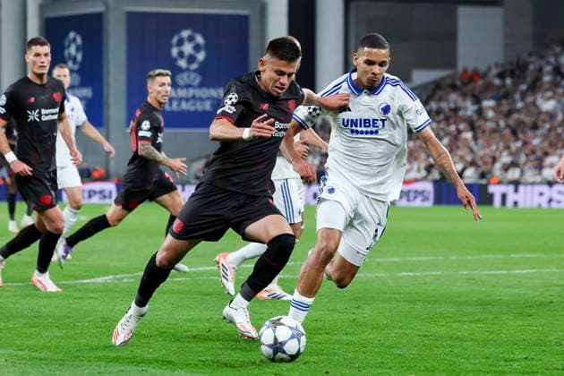 Claudio Echeverri (Bayer 04 Leverkusen) und Gabriel Pereira (FC Copenhagen) kaempfen um den Ball, UEFA Champions League 2025 26 League Phase MD1, F.C. Copenhagen v Bayer 04 Leverkusen, Parken Stadium am 18. September 2025 in Kopenhagen, Dänemark. (Foto von Marco Steinbrenner DeFodi Images) Claudio Echeverri (Bayer 04 Leverkusen) und Gabriel Pereira (FC Copenhagen) battle for the ball, UEFA Champions League 2025 26 League Phase MD1, F.C. Copenhagen v Bayer 04 Leverkusen, Parken Stadium, September 18, 2025 in Copenhagen, Denmark. (Photo by Marco Steinbrenner DeFodi Images) Claudio Echeverri Bayer 04 Leverkusen and Gabriel Pereira FC Copenhagen battle for the ball, UEFA Champions League 2025 26 League Phase MD1, F C Copenhagen v Bayer 04 Leverkusen, Parken Stadium on September 18, 2025 in Copenhagen, Denmark Photo by Marco Steinbrenner DeFodi Images Claudio Echeverri Bayer 04 Leverkusen and Gabriel Pereira FC Copenhagen battle for the ball, UEFA Champions League 2025 26 League Phase MD1, F C Copenhagen v Bayer 04 Leverkusen, Parken Stadium, September 18, 2025 in Copenhagen, Denmark Photo by Marco Steinbrenner DeFodi Images