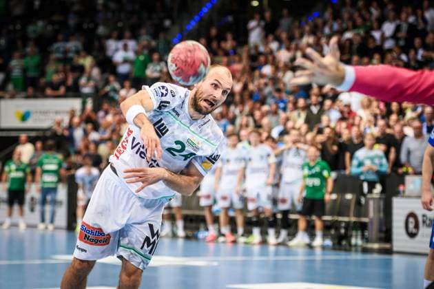 Marcel Schiller (Frisch auf! Goeppingen, 24) - Sieben-Meter zum Schlusstreffer GER, TVB 1898 Stuttgart - Frisch Auf! Goeppingen, DAIKIN HBL, Handball, Bundesliga, 5. Spieltag, Spielzeit 2025 2026, 18.09.2025 GER, TVB 1898 Stuttgart - Frisch Auf! Goeppingen, DAIKIN HBL, Handball, Bundesliga, 5. Spieltag, Spielzeit 2025 2026, 18.09.2025 Stuttgart Copyright: xSandyxDinkelackerx EP_SDR