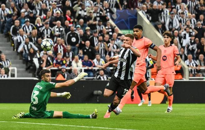 Harvey Barnes of Newcastle United tries to chip the ball over Joan Garcia of Barcelona Newcastle United v Barcelona, UEFA Champions League, Group Stage, Football, St James Park, Newcastle, UK - 18 Sep 2025Newcastle St James Park United Kingdom EDITORIAL USE ONLY No use with unauthorised audio, video, data, fixture lists, club league logos or live services. Online in-match use limited to 120 images, no video emulation. No use in betting, games or single club league player publications. Copyright: xRichardxLee Shutterstockx 15486944ap