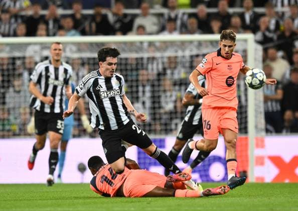 Marcus Rashford of Barcelona challenges Tino Livramento of Newcastle United Newcastle United v Barcelona, UEFA Champions League, Group Stage, Football, St James Park, Newcastle, UK - 18 Sep 2025Newcastle St James Park United Kingdom EDITORIAL USE ONLY No use with unauthorised audio, video, data, fixture lists, club league logos or live services. Online in-match use limited to 120 images, no video emulation. No use in betting, games or single club league player publications. Copyright: xRichardxLee Shutterstockx 15486944as