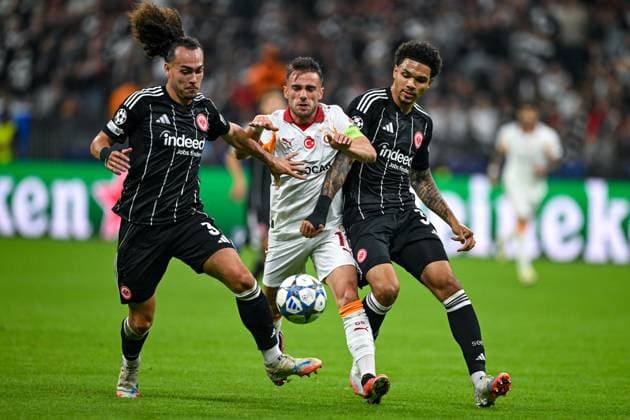 Arthur Theate (Eintracht Frankfurt, 03), Yunus Akgün (Galatasaray Istanbul, 11) und Nnamdi Collins (Eintracht Frankfurt, 34) in action, GER, Eintracht Frankfurt vs Galatasaray Istanbul, Fussball, UEFA Champions League, Ligaphase, 1. Spieltag, Spielzeit 2025 2026, 18.09.2025. GER, Eintracht Frankfurt vs Galatasaray Istanbul, Fussball, UEFA Champions League, Ligaphase, 1. Spieltag, Spielzeit 2025 2026, 18.09.2025. Frankfurt am Main Copyright: xEibner-Pressefoto FlorianxWiegandx EP_FWD
