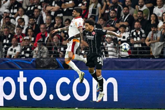 Eren Elmali (Galatasaray Istanbul, 17) im Zweikampf mit Nnamdi Collins (Eintracht Frankfurt, 34), GER, Eintracht Frankfurt vs Galatasaray Istanbul, Fussball, UEFA Champions League, Ligaphase, 1. Spieltag, Spielzeit 2025 2026, 18.09.2025. GER, Eintracht Frankfurt vs Galatasaray Istanbul, Fussball, UEFA Champions League, Ligaphase, 1. Spieltag, Spielzeit 2025 2026, 18.09.2025. Frankfurt am Main Copyright: xEibner-Pressefoto FlorianxWiegandx EP_FWD