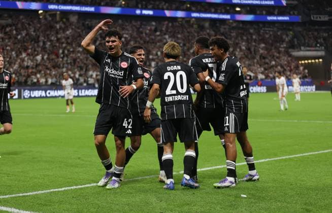 18.09.2025, Fussball UEFA Champions League, Eintracht Frankfurt - Galatasaray SK Istanbul, emonline, emspor, v.l.,Torjubel zum 1:1 durch Ritsu Doan (Eintracht Frankfurt), Goal celebration, celebrate the goal , Can Uzun (Eintracht Frankfurt), Fares Chaibi (Eintracht Frankfurt), Ansgar Knauff (Eintracht Frankfurt) DFL DFB REGULATIONS PROHIBIT ANY USE OF PHOTOGRAPHS AS IMAGE SEQUENCES AND OR QUASI-VIDEO. xdcx Copyright: HMBxMedia Claus
