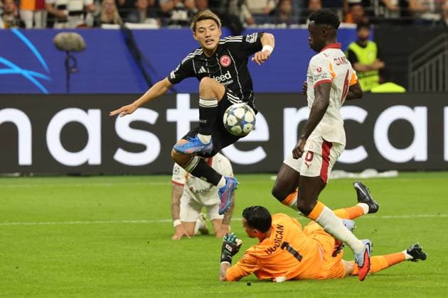 Tor zum 1:1 durch Ritus Doan (Eintracht Frankfurt , Nr. 20) gegen Torwart Batuhan Sen (Galatasaray SK Istanbul, Nr. ) und Wilfried Singo (Galatasaray SK Istanbul, Nr. 90) , Eintracht Frankfurt - Galatasaray Istanbul, Champions League, CL, Saison 2025 2026, Vorrunde, 1. Spiel, 18.09.2025, Frankfurt Deutsche Bank Park Deutschland