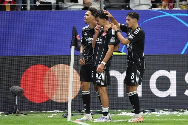 Torjubel zum 2:1 durch Torschützen Can Uzun (Eintracht Frankfurt , Nr. 42) mit Nnamdi Collins (Eintracht Frankfurt , Nr. 34) und Fares Chaibi (Eintracht Frankfurt , Nr. 8), Eintracht Frankfurt - Galatasaray Istanbul, Champions League, CL, Saison 2025 2026, Vorrunde, 1. Spiel, 18.09.2025, Frankfurt Deutsche Bank Park Deutschland