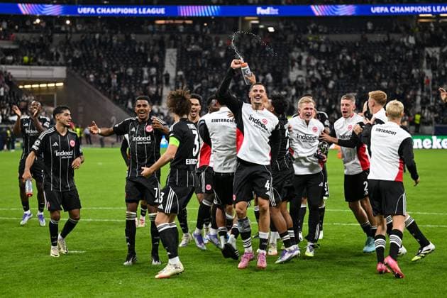 Die Spieler um Robin Koch (Eintracht Frankfurt, 04) feiern den Sieg, GER, Eintracht Frankfurt vs Galatasaray Istanbul, Fussball, UEFA Champions League, Ligaphase, 1. Spieltag, Spielzeit 2025 2026, 18.09.2025. GER, Eintracht Frankfurt vs Galatasaray Istanbul, Fussball, UEFA Champions League, Ligaphase, 1. Spieltag, Spielzeit 2025 2026, 18.09.2025. Frankfurt am Main Copyright: xEibner-Pressefoto FlorianxWiegandx EP_FWD