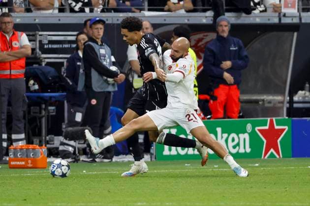 Nnamdi Collins (Eintracht Frankfurt, 34) und Ahmed Kutucu (Galatasaray SK, 21) im Zweikampf , Deutschland, Fussball, UEFA Champions League, 1. Spieltag, 2025 2026, Eintracht Frankfurt vs. Galatasaray SK, 18.09.2025, Deutsche-Bank-Park, Frankfurt am Main, Deutschland Frankfurt am Main Deutsche-Bank-Park Hessen Deutschland Copyright: xGrantxHubbsx