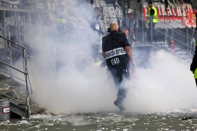 Einsatzleiter löscht Feuer von Eintracht Frankfurt fans , Deutschland, Fussball, UEFA Champions League, 1. Spieltag, 2025 2026, Eintracht Frankfurt vs. Galatasaray SK, 18.09.2025, Deutsche-Bank-Park, Frankfurt am Main, Deutschland Frankfurt am Main Deutsche-Bank-Park Hessen Deutschland Copyright: xGrantxHubbsx