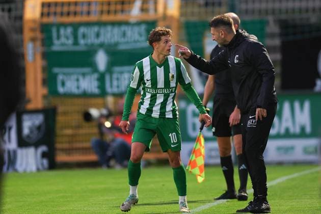 Leipzig, 16.09.2025, Alfred-Kunze-Sportpark, Fußball, Männer, Saison 2025 2026, Regionalliga Nordost, 8. Spieltag , BSG Chemie Leipzig - Rot-Weiß Erfurt , Im Bild: Fynn Seidel ( 10, Chemie) und Trainer Adrian Alipour, Chemie Leipzig ,