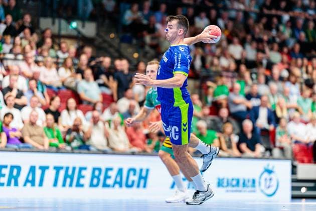 Milos Vujovic (VfL Gummersbach, 06) beim Siebenmeter 7 Meter Wurf GER, GWD Minden vs. VfL Gummersbach, Handball, 1. Bundesliga, 5. Spieltag, Spielzeit 2025 2026, 19.09.2025 GER, GWD Minden vs. VfL Gummersbach, Handball, 1. Bundesliga, 5. Spieltag, Spielzeit 2025 2026, 19.09.2025 Luebbecke Copyright: xEibner-Pressefoto JanxRollingerx EP_JSK