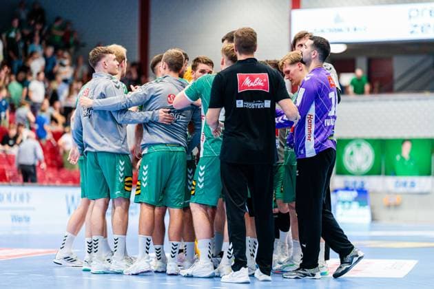 Die Mannschaft von GWD Minden ist enttaeuscht traurig nach 23:31 Niederlage GER, GWD Minden vs. VfL Gummersbach, Handball, 1. Bundesliga, 5. Spieltag, Spielzeit 2025 2026, 19.09.2025 GER, GWD Minden vs. VfL Gummersbach, Handball, 1. Bundesliga, 5. Spieltag, Spielzeit 2025 2026, 19.09.2025 Luebbecke Copyright: xEibner-Pressefoto JanxRollingerx EP_JSK