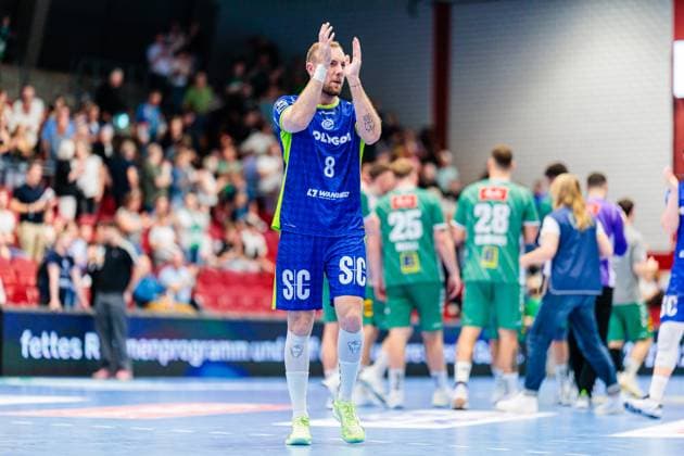 Lukas Blome (VfL Gummersbach, 08) jubelt freut sich nach 23:31 Sieg GER, GWD Minden vs. VfL Gummersbach, Handball, 1. Bundesliga, 5. Spieltag, Spielzeit 2025 2026, 19.09.2025 GER, GWD Minden vs. VfL Gummersbach, Handball, 1. Bundesliga, 5. Spieltag, Spielzeit 2025 2026, 19.09.2025 Luebbecke Copyright: xEibner-Pressefoto JanxRollingerx EP_JSK