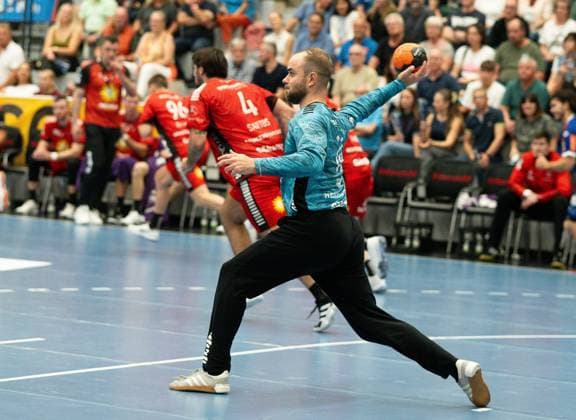 Fredrik Genz (TuS N Luebbecke, 16, Torwart) regt sich sehr auf ueber ein Kontertor, versucht das Spiel zu beschleunigen HBW Balingen Weilstetten vs. TuS N Luebbecke, Handball, 2. Bundesliga, 4. Spieltag, Saison 2025 2026, 19.09.2025 Eibner-Pressefoto Andreas Ulmer HBW Balingen Weilstetten vs. TuS N Luebbecke, Handball, 2. Bundesliga, 4. Spieltag, Saison 2025 2026, 19.09.2025 Balingen Copyright: xEibner-Pressefoto AndreasxUlmerx EP_AUR