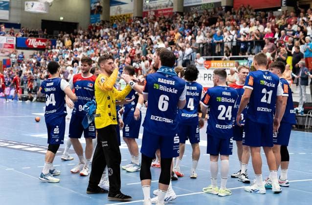 Freude Emotion beim Team, ueber den Sieg, HBW Balingen Weilstetten vs. TuS N Luebbecke, Handball, 2. Bundesliga, 4. Spieltag, Saison 2025 2026, 19.09.2025 Eibner-Pressefoto Andreas Ulmer HBW Balingen Weilstetten vs. TuS N Luebbecke, Handball, 2. Bundesliga, 4. Spieltag, Saison 2025 2026, 19.09.2025 Balingen Copyright: xEibner-Pressefoto AndreasxUlmerx EP_AUR