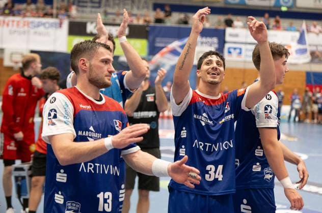 Yonatan Dayan, (HBW Balingen Weilstetten, 34) , Mitte feiert mit dem Team den Sieg, HBW Balingen Weilstetten vs. TuS N Luebbecke, Handball, 2. Bundesliga, 4. Spieltag, Saison 2025 2026, 19.09.2025 Eibner-Pressefoto Andreas Ulmer HBW Balingen Weilstetten vs. TuS N Luebbecke, Handball, 2. Bundesliga, 4. Spieltag, Saison 2025 2026, 19.09.2025 Balingen Copyright: xEibner-Pressefoto AndreasxUlmerx EP_AUR