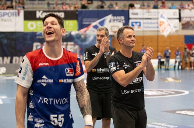 Matthias Flohr, (HBW Balingen Weilstetten, Trainer), rechts und Csaba Leimeter (HBW Balingen Weilstetten, 55), HBW Balingen Weilstetten vs. TuS N Luebbecke, Handball, 2. Bundesliga, 4. Spieltag, Saison 2025 2026, 19.09.2025 Eibner-Pressefoto Andreas Ulmer HBW Balingen Weilstetten vs. TuS N Luebbecke, Handball, 2. Bundesliga, 4. Spieltag, Saison 2025 2026, 19.09.2025 Balingen Copyright: xEibner-Pressefoto AndreasxUlmerx EP_AUR