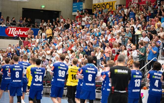 Die Halle ist begeistert Applaus und Jubel fuer die Mannschaft, HBW Balingen Weilstetten vs. TuS N Luebbecke, Handball, 2. Bundesliga, 4. Spieltag, Saison 2025 2026, 19.09.2025 Eibner-Pressefoto Andreas Ulmer HBW Balingen Weilstetten vs. TuS N Luebbecke, Handball, 2. Bundesliga, 4. Spieltag, Saison 2025 2026, 19.09.2025 Balingen Copyright: xEibner-Pressefoto AndreasxUlmerx EP_AUR