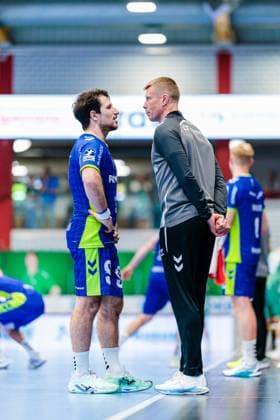 v.l. Joao Gomes (VfL Gummersbach, 03), Gudjon Valur Sigurdsson (VfL Gummersbach, Trainer) GER, GWD Minden vs. VfL Gummersbach, Handball, 1. Bundesliga, 5. Spieltag, Spielzeit 2025 2026, 19.09.2025 GER, GWD Minden vs. VfL Gummersbach, Handball, 1. Bundesliga, 5. Spieltag, Spielzeit 2025 2026, 19.09.2025 Luebbecke Copyright: xEibner-Pressefoto JanxRollingerx EP_JSK