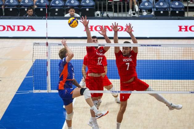Turkiye v The Netherlands - Men s Volleyball World Championship, WM, Weltmeisterschaft 2025 METRO MANILA, PHILIPPINES - SEPTEMBER 20: Bedirhan Bulbul (7) of and Murat Yenipazar (17) of Turkiye during the round of 16 match between Turkiye and the Netherlands, in the FIVBVolleyball Men s World Championship, at the Mall of Asia Arena, in Pasay City, Metro Manila, Philippines, on September 20, 2025. Daniel Ceng Anadolu Manila Philippines. Editorial use only. Please get in touch for any other usage. Copyright: x2025xAnadoluxDanielxCengx