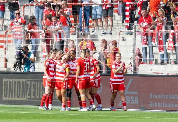 Fußball, Frauen, Saison 2025 2026, Google Pixel Frauen-Bundesliga (3. Spieltag), 1. FC Union Berlin - SGS Essen, Union-Jubel nach Tor zum 1:0, v. l. Eileen Campbell (1. Frauen 1. FC Union), Lisa Heiseler (1. Frauen 1. FC Union), Naika Reissner (1. Frauen 1. FC Union), Tanja Pawollek (1. Frauen 1. FC Union), Anna Weiß (1. Frauen 1. FC Union), Dina Orschmann (1. Frauen 1. FC Union), 20.09. 2025, Copyright: xMatthiasxKochx