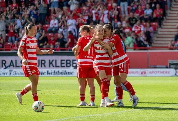 Fußball, Frauen, Saison 2025 2026, Google Pixel Frauen-Bundesliga (3. Spieltag), 1. FC Union Berlin - SGS Essen, v. l. Tanja Pawollek (1. Frauen 1. FC Union), Dina Orschmann (1. Frauen 1. FC Union), Sophie Weidauer (1. Frauen 1. FC Union), Anna Weiß (1. Frauen 1. FC Union), Jubel nach Tor zum 2:0, 20.09. 2025, Copyright: xMatthiasxKochx