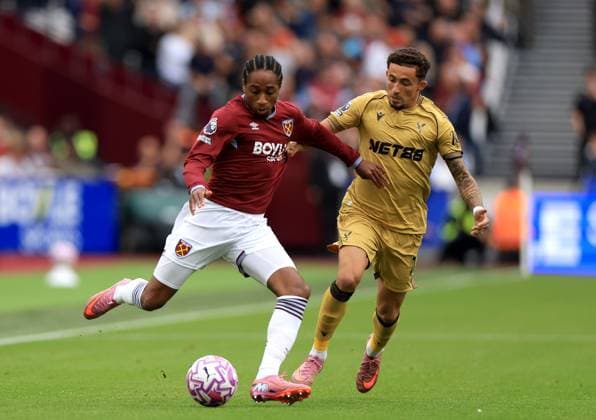 Kyle Walker-Peters of West Ham United in action against YÃ remi Pino of Crystal Palace West Ham United v Crystal Palace, Premier League, Football, London Stadium, London, UK - 20 Sep 2025London London Stadium United Kingdom EDITORIAL USE ONLY No use with unauthorised audio, video, data, fixture lists, club league logos or live services. Online in-match use limited to 120 images, no video emulation. No use in betting, games or single club league player publications. Copyright: xGeorgexTewkesbury Shutterstockx 15487096ae