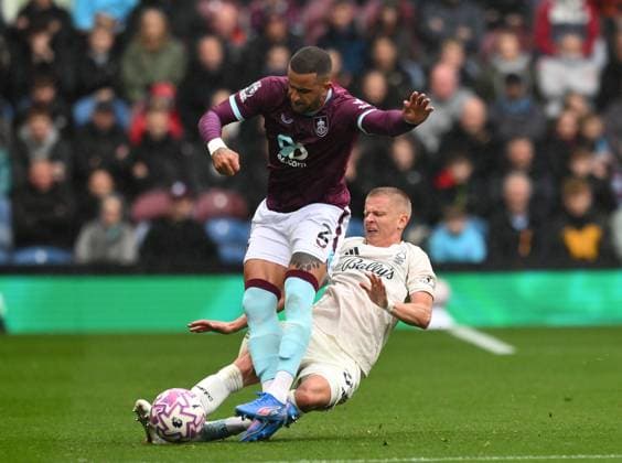 Oleksandr Zinchenko of Nottingham Forest challenges Kyle Walker of Burnley Burnley v Nottingham Forest, Premier League, Football, Turf Moor, Burnley, UK - 20 Sep 2025Burnley Turf Moor United Kingdom EDITORIAL USE ONLY No use with unauthorised audio, video, data, fixture lists, club league logos or live services. Online in-match use limited to 120 images, no video emulation. No use in betting, games or single club league player publications. Copyright: xRichardxLee Shutterstockx 15487093p