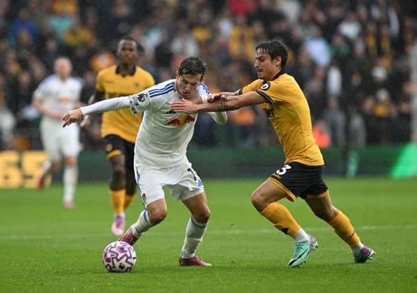 Brenden Aaronson of Leeds United and Hugo Bueno of Wolverhampton Wanderers Wolverhampton Wanderers v Leeds United, Premier League, Football, Molineux, Wolverhampton, UK - 20 Sep 2025Wolverhampton Molineux United Kingdom EDITORIAL USE ONLY No use with unauthorised audio, video, data, fixture lists, club league logos or live services. Online in-match use limited to 120 images, no video emulation. No use in betting, games or single club league player publications. Copyright: xAnnaxGowthorpe Shutterstockx 15487097ap