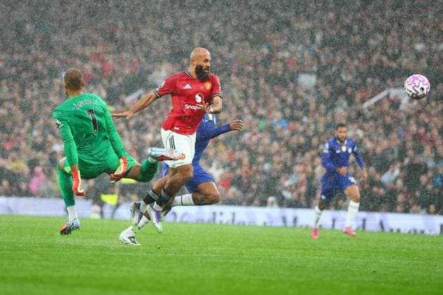 Robert Sanchez of Chelsea fouls Bryan Mbeumo of Manchester United, ManU and is sent off Manchester United v Chelsea, Premier League, Football, Old Trafford, Manchester, UK - 20 Sep 2025Manchester Old Trafford United Kingdom EDITORIAL USE ONLY No use with unauthorised audio, video, data, fixture lists, club league logos or live services. Online in-match use limited to 120 images, no video emulation. No use in betting, games or single club league player publications. Copyright: xPaulxCurrie Shutterstockx 15487107f