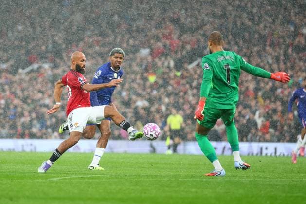 Robert Sanchez of Chelsea fouls Bryan Mbeumo of Manchester United, ManU and is sent off Manchester United v Chelsea, Premier League, Football, Old Trafford, Manchester, UK - 20 Sep 2025Manchester Old Trafford United Kingdom EDITORIAL USE ONLY No use with unauthorised audio, video, data, fixture lists, club league logos or live services. Online in-match use limited to 120 images, no video emulation. No use in betting, games or single club league player publications. Copyright: xPaulxCurrie Shutterstockx 15487107i