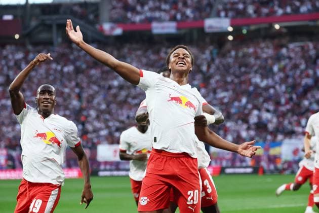 Leipzig, 20.09.2025, Red Bull Arena, Fußball, 1.Bundesliga , RB Leipzig vs. 1.FC Köln, Im Bild: Tor für RB Leipzig. Assan Ouedraogo (20, RB Leipzig) trifft zum 1:0 und jubelt mit Yan Diomande (49, RB Leipzig), Castello Lukeba (23, RB Leipzig). , Nur zur redaktionellen Nutzung. Only editorial use. , DFL DFB regulations prohibit any use of photographs as image sequences and or quasi-video. ,