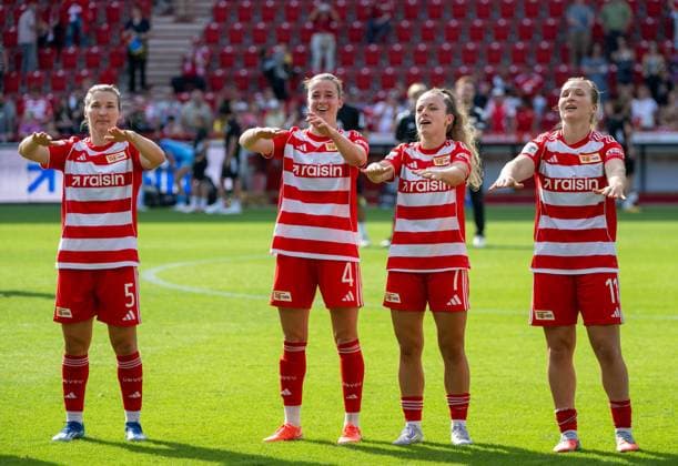 Fußball, Frauen, Saison 2025 2026, Google Pixel Frauen-Bundesliga (3. Spieltag), 1. FC Union Berlin - SGS Essen (2:0), v. l. Katja Orschmann (1. Frauen 1. FC Union), Anna Aehling (1. Frauen 1. FC Union), Lisa Heiseler (1. Frauen 1. FC Union), Dina Orschmann (1. Frauen 1. FC Union), Jubel nach dem Abpfiff, 20.09. 2025, Copyright: xMatthiasxKochx