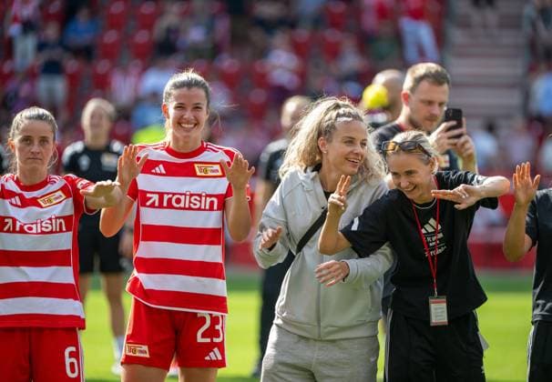 Fußball, Frauen, Saison 2025 2026, Google Pixel Frauen-Bundesliga (3. Spieltag), 1. FC Union Berlin - SGS Essen (2:0), v. l. Celine Frank (1. Frauen 1. FC Union), Nele Bauereisen (1. Frauen 1. FC Union), Jenny Hipp (1. Frauen 1. FC Union), Judith Steinert (1. Frauen 1. FC Union), Jubel nach dem Abpfiff, 20.09. 2025, Copyright: xMatthiasxKochx