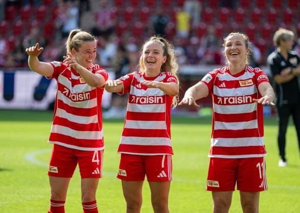 Fußball, Frauen, Saison 2025 2026, Google Pixel Frauen-Bundesliga (3. Spieltag), 1. FC Union Berlin - SGS Essen (2:0), v. l. Anna Aehling (1. Frauen 1. FC Union), Lisa Heiseler (1. Frauen 1. FC Union), Dina Orschmann (1. Frauen 1. FC Union), Jubel nach dem Abpfiff, 20.09. 2025, Copyright: xMatthiasxKochx