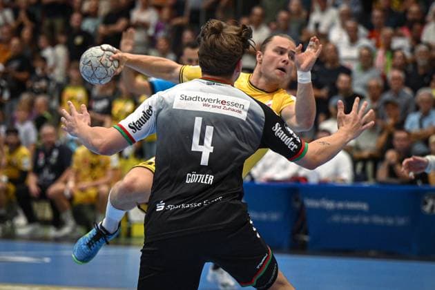 Deutschland, Handball, 2. Bundesliga, 4. Spieltag, 2025 2026, HSG Krefeld Niederrhein vs TuSEM Essen, 20.09.2025, Glockenspitzhalle, Krefeld, Deutschland, Jörn Persson (HSG Krefeld Niederrhein, 34) Copyright: xMarkusxVerwimpx