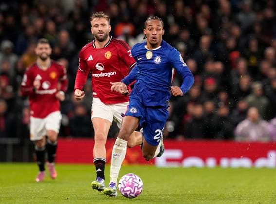 Manchester, England, 20th September 2025. Joao Pedro of Chelsea (R) is chased by Luke Shaw of Manchester United, ManU during the Manchester United vs Chelsea Premier League match at Old Trafford, Manchester. Picture credit should read: Andrew Yates Sportimage EDITORIAL USE ONLY. No use with unauthorised audio, video, data, fixture lists, club league logos or live services. Online in-match use limited to 120 images, no video emulation. No use in betting, games or single club league player publications. SPI_042_AY_MAN_UTD_CHELSEA SPI-4149-0042