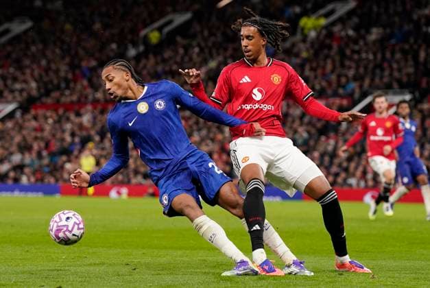 Manchester, England, 20th September 2025. Joao Pedro of Chelsea (L) is challenged by Leny Yoro of Manchester United, ManU during the Manchester United vs Chelsea Premier League match at Old Trafford, Manchester. Picture credit should read: Andrew Yates Sportimage EDITORIAL USE ONLY. No use with unauthorised audio, video, data, fixture lists, club league logos or live services. Online in-match use limited to 120 images, no video emulation. No use in betting, games or single club league player publications. SPI_043_AY_MAN_UTD_CHELSEA SPI-4149-0043