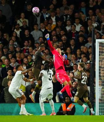Fulham goalkeeper Bernd Leno under pressure from Igor Thiago of Brentford Fulham v Brentford, Premier League, Football, Craven Cottage, London, UK - 20 Sep 2025London London Stadium United Kingdom EDITORIAL USE ONLY No use with unauthorised audio, video, data, fixture lists, club league logos or live services. Online in-match use limited to 120 images, no video emulation. No use in betting, games or single club league player publications. Copyright: xJavierxGarcia Shutterstockx 15487108al
